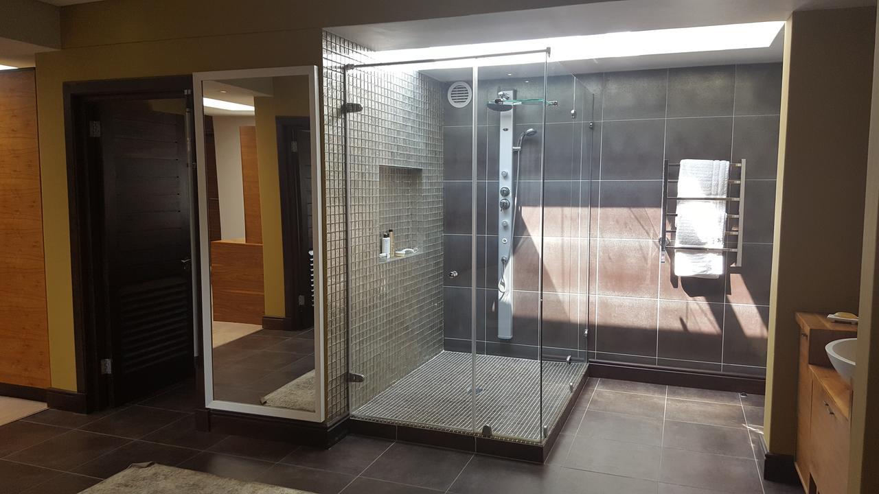 Tredenham Boutique Hotel Bloemfontein Exterior photo A shower with a fixed shower head